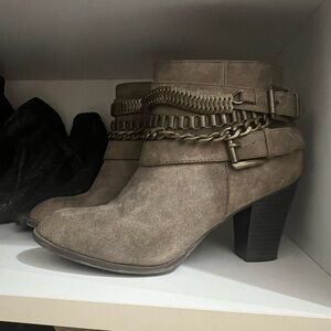 Women’s tan boots ankle booties with metal chain embellishment size 8.5